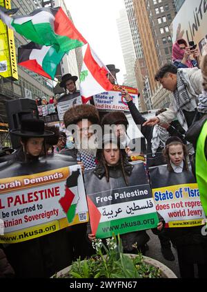 Free Gaza, Case Fire Now Demonstration auf dem Times Square am 30. März, bekannt als Landtag oder Tag des Landes. Ultraorthodoxe Juden verurteilen israelische Bombardements und fordern die Rückkehr Palästinas an die Palästinenser auf der Grundlage von Thora-Interpretationen. Stockfoto