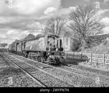 Dampfzug 'Tangmere' (34067), der von Carlisle nach York zurückkehrt und am 13. April 2024 durch Long Preston fährt. Stockfoto