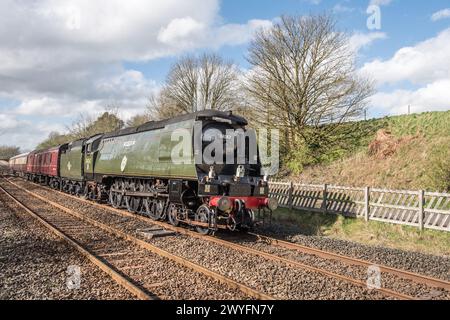 Dampfzug 'Tangmere' (34067), der von Carlisle nach York zurückkehrt und am 13. April 2024 durch Long Preston fährt. Stockfoto