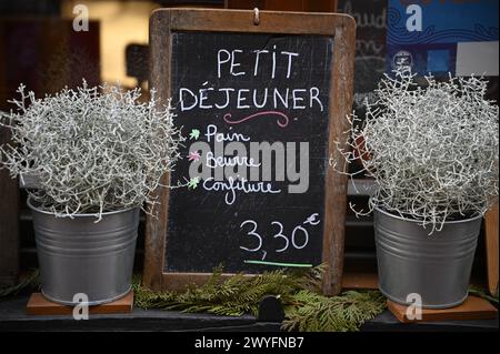 Rustikale Miniatur-Kreidetafel mit einem Frühstück, das in französischer Sprache auf einem lokalen Bistro in Colmar, Elsass Frankreich, geschrieben wurde. Stockfoto