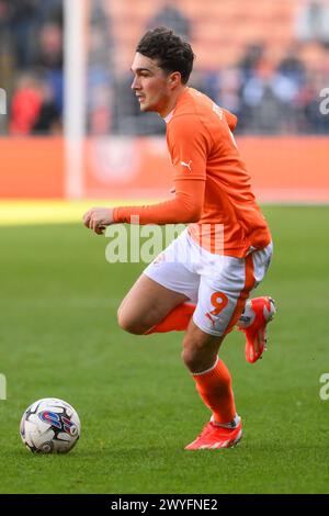 Kyle Joseph von Blackpool macht beim Spiel der Sky Bet League 1 Blackpool gegen Cambridge United in Bloomfield Road, Blackpool, Vereinigtes Königreich, 6. April 2024 (Foto: Craig Thomas/News Images) Stockfoto