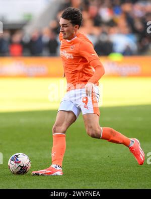 Kyle Joseph von Blackpool macht beim Spiel der Sky Bet League 1 Blackpool gegen Cambridge United in Bloomfield Road, Blackpool, Vereinigtes Königreich, 6. April 2024 (Foto: Craig Thomas/News Images) Stockfoto