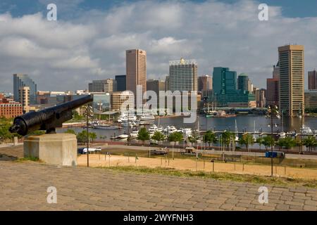 Baltimore, Maryland, USA - Baltimore Inner Harbor Skyline, Blick vom Federal Hill, World Trade Center auf der rechten Seite, USA Constellation in der Mitte. Stockfoto