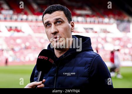 Eindhoven, Niederlande. April 2024. EINDHOVEN - 06-04-2024. Philips stadion. Eredivisie voetbal Saison 2023-2024. PSV - AZ, AZ Trainer Maarten Martens, Interview mit ESPN. Beschreibung: Pro Shots/Alamy Live News Stockfoto