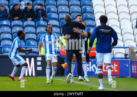 John Smith's Stadium, Huddersfield, England - 6. April 2024 Rhys Healey (44) feiert mit Andr Breitenreiter Manager von Huddersfield, nachdem er das einzige Tor des Spiels erzielt hat - während des Spiels Huddersfield gegen Millwall, Sky Bet Championship, 2023/24, John Smith's Stadium, Huddersfield, England - 6. April 2024 Credit: Arthur Haigh/WhiteRosePhotos/Alamy Live News Stockfoto