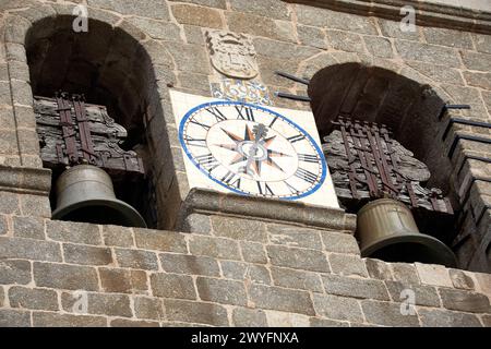 Nahaufnahme der Uhr zwischen zwei Glocken der Kathedrale unserer Lieben Frau von der Himmelfahrt in Lamego, Portugal Stockfoto