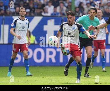 Hamburg, Deutschland. April 2024. Fußball: Bundesliga 2, Spieltag 28, Hamburger SV - 1. FC Kaiserslautern, im Volksparkstadion. Hamburgs Ludovit Reis in Aktion. Hinweis: Marcus Brandt/dpa – WICHTIGER HINWEIS: gemäß den Vorschriften der DFL Deutscher Fußball-Liga und des DFB Deutscher Fußball-Bundes ist es verboten, im Stadion und/oder des Spiels aufgenommene Fotografien in Form von sequenziellen Bildern und/oder videoähnlichen Fotoserien zu verwenden oder zu nutzen./dpa/Alamy Live News Stockfoto