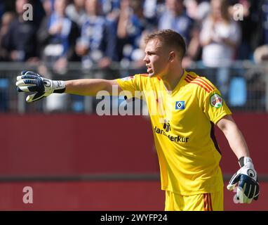 Hamburg, Deutschland. April 2024. Fußball: Bundesliga 2, Spieltag 28, Hamburger SV - 1. FC Kaiserslautern, im Volksparkstadion. Hamburger Torhüter Matheo Raab in Aktion. Hinweis: Marcus Brandt/dpa – WICHTIGER HINWEIS: gemäß den Vorschriften der DFL Deutscher Fußball-Liga und des DFB Deutscher Fußball-Bundes ist es verboten, im Stadion und/oder des Spiels aufgenommene Fotografien in Form von sequenziellen Bildern und/oder videoähnlichen Fotoserien zu verwenden oder zu nutzen./dpa/Alamy Live News Stockfoto