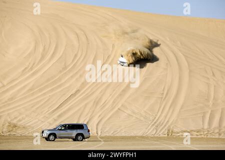 Toyota Land Cruiser und Offroad Wüstensafari in Katar (Dünenfahrt) Stockfoto