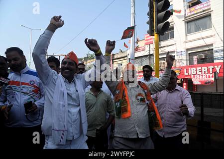 Ghaziabad, Uttarpradesh, Indien. April 2024. Die Unterstützerin der Bhartiya Janata Party ( BJP ) tanzt während sie auf die Ankunft des indischen Premierministers Narendr Modi vor den Parlamentswahlen am 6. April 2024 in Ghaziabad, Indien (Credit Image: © Deep Nair/ZUMA Press Wire) wartet. Nicht für kommerzielle ZWECKE! Stockfoto