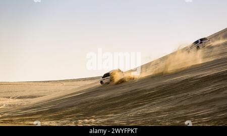 Wüstensafari in der Wüste von Doha, Gruppe von Touristen machen eine Safari mit Geländewagen in den Wüstendünen. Stockfoto