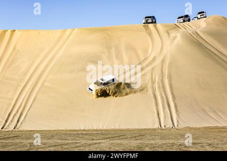 Autos fahren durch die Binnenmeerwüste und fahren ihre Geländewagen in die Wüste. An Wochenenden wird es von vielen genossen. Stockfoto