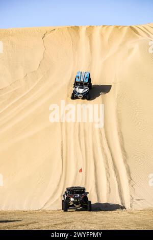 Blick auf den Dünen-Buggy, der von Touristen in einem Wüsten-Safari-Park in den Sanddünen in der Nähe des Binnenmeers gefahren wird. Stockfoto