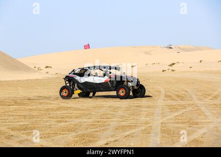 Ein Blick auf Dünen-Buggys, die von Touristen in einem Wüsten-Safari-Park in den Sanddünen in der Nähe des Binnenmeeres gefahren werden. Stockfoto