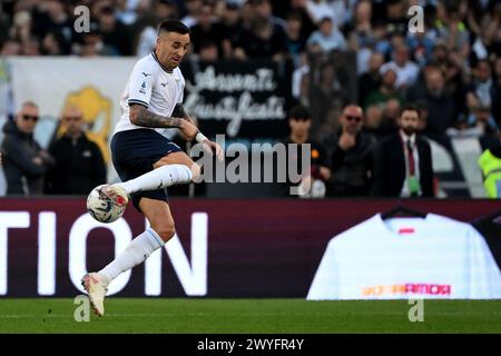 Rom, Italien. April 2024. Matias Vecino von der SS Lazio während des Fußballspiels der Serie A zwischen AS Roma und SS Lazio im Olimpico-Stadion in Rom (Italien), 6. April 2024. Quelle: Insidefoto di andrea staccioli/Alamy Live News Stockfoto