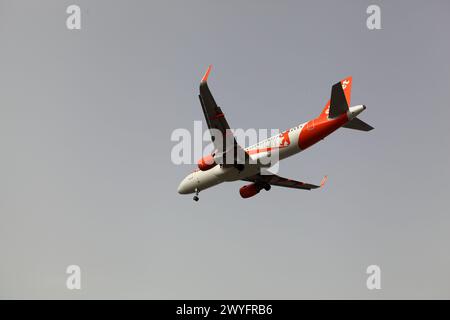 Porto, Portugal - 22. März 2024: Airbus A320-200 OE-INI EasyJet Europe in Berlin-Lackierung landet am Flughafen Francisco Sá Carneiro Stockfoto