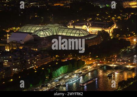 Grand Palais und Seine Luftaufnahme bei Nacht Stockfoto