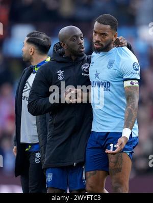 Brentfords Yoane Wissa (links) spricht mit Ivan Toney (rechts) nach dem Spiel der Premier League in Villa Park, Birmingham. Bilddatum: Samstag, 6. April 2024. Stockfoto