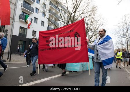 Am 6. April 2024 fand in Berlin eine bedeutende Demonstration statt, die sich gegen den Al-Quds-Tag wandte und eine Haltung gegen den Antisemitismus zum Ausdruck brachte. Die Veranstaltung spiegelte ähnliche Proteste in Frankfurt wider, wo sich eine große Anzahl von Einzelpersonen versammelte, um ihre Solidarität mit Israel und der jüdischen Gemeinde zu zeigen. Die Teilnehmer wurden gesehen, wie sie sowohl israelische als auch iranische Flaggen schwenkten, was auf eine breite Basis der Unterstützung hindeutet. Die Demonstration wurde jedoch mit Unterbrechungen von pro-palästinensischen Demonstranten getroffen, die versuchten, das Ereignis mit Schreien und Slogans zu stören. Die pro-palästinensischen Demonstranten, bekannte Aktivisten, die haben Stockfoto