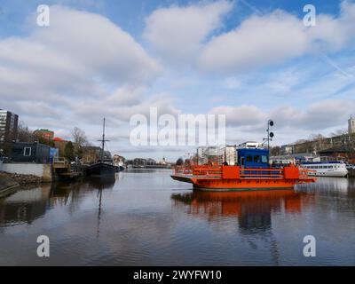 Die orange Föri Fähre in Aurajoki bei Sonnenuntergang. Turku, Finnland Stockfoto