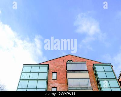 Wunderschönes modernes Haus und Glasbalkone vor dem blauen Himmel Stockfoto