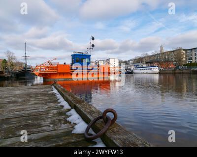 Die orange Föri Fähre in Aurajoki bei Sonnenuntergang. Turku, Finnland Stockfoto