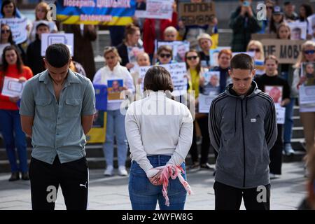 Aktivisten spielen gefangengenommene Zivilisten, die seit Beginn der Invasion in der Ukraine in russischen Gefängnissen verbleiben. Kiew - 6. April 2024 Stockfoto