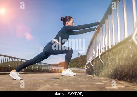 Läuferin, die draußen Dehnungsübungen für die Beine macht Stockfoto