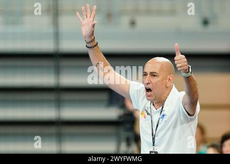 Heidelberg, Deutschland. April 2024. Handball, Frauen: Qualifikation zur Europameisterschaft, Israel - Deutschland, 1. Runde, Gruppe 2, Spieltag 2, SNP-Dome. Israels Trainer Gilad Maor gestikuliert. Quelle: Uwe Anspach/dpa/Alamy Live News Stockfoto