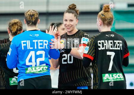 Heidelberg, Deutschland. April 2024. Handball, Frauen: Qualifikation zur Europameisterschaft, Israel - Deutschland, 1. Runde, Gruppe 2, Spieltag 2, SNP-Dome. Emily Bölk (M) feiert den Sieg mit ihren Teamkollegen. Quelle: Uwe Anspach/dpa/Alamy Live News Stockfoto