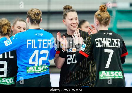 Heidelberg, Deutschland. April 2024. Handball, Frauen: Qualifikation zur Europameisterschaft, Israel - Deutschland, 1. Runde, Gruppe 2, Spieltag 2, SNP-Dome. Emily Bölk (M) feiert den Sieg mit ihren Teamkollegen. Quelle: Uwe Anspach/dpa/Alamy Live News Stockfoto