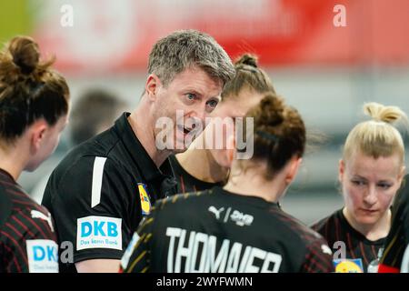 Heidelberg, Deutschland. April 2024. Handball, Frauen: Qualifikation zur Europameisterschaft, Israel - Deutschland, 1. Runde, Gruppe 2, Spieltag 2, SNP-Dome. Der deutsche Trainer Markus Gaugisch spricht mit den Spielern. Quelle: Uwe Anspach/dpa/Alamy Live News Stockfoto