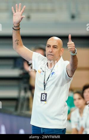 Heidelberg, Deutschland. April 2024. Handball, Frauen: Qualifikation zur Europameisterschaft, Israel - Deutschland, 1. Runde, Gruppe 2, Spieltag 2, SNP-Dome. Israels Trainer Gilad Maor gestikuliert. Quelle: Uwe Anspach/dpa/Alamy Live News Stockfoto