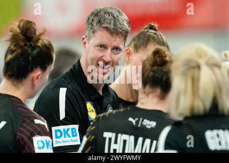 Heidelberg, Deutschland. April 2024. Handball, Frauen: Qualifikation zur Europameisterschaft, Israel - Deutschland, 1. Runde, Gruppe 2, Spieltag 2, SNP-Dome. Der deutsche Trainer Markus Gaugisch spricht mit den Spielern. Quelle: Uwe Anspach/dpa/Alamy Live News Stockfoto