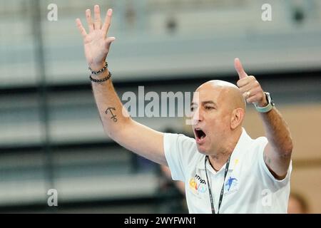 Heidelberg, Deutschland. April 2024. Handball, Frauen: Qualifikation zur Europameisterschaft, Israel - Deutschland, 1. Runde, Gruppe 2, Spieltag 2, SNP-Dome. Israels Trainer Gilad Maor gestikuliert. Quelle: Uwe Anspach/dpa/Alamy Live News Stockfoto