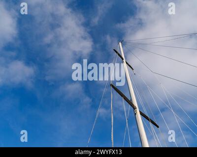 Der Mast eines Segelschiffes gegen den blauen Himmel Stockfoto