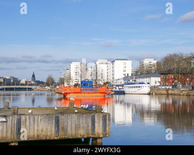 Die orange Föri Fähre in Aurajoki bei Sonnenuntergang. Turku, Finnland Stockfoto