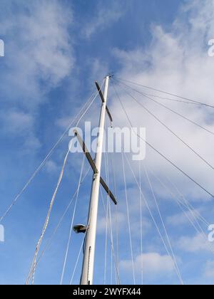 Der Mast eines Segelschiffes gegen den blauen Himmel Stockfoto
