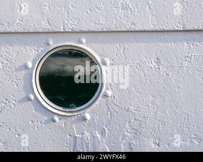 Eine Nahaufnahme des runden Fensters des Schiffes. Schwan von Finnland. Turku, Finnland Stockfoto