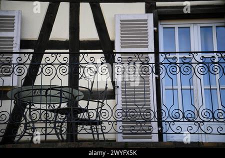 Typisch elsässisches Fachwerkhaus mit handgefertigtem schmiedeeisernem Geländer und Fer-Forgé-Möbeln in Colmar, Elsass Frankreich. Stockfoto