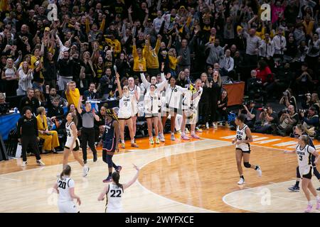 Cleveland, Ohio, USA. April 2024. Iowa Hawkeyes jubelt von der Bank nach einem Dreizeiger von Caitlin Clark #22. NCAA Women’s Final Four Turnier in Cleveland, Ohio. (Kindell Buchanan/Alamy Live News) Stockfoto