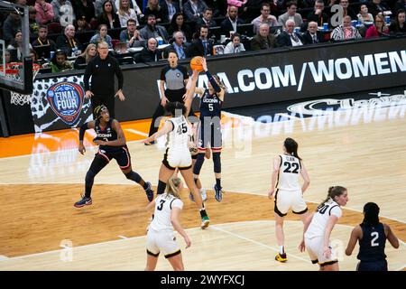 Cleveland, Ohio, USA. April 2024. UConn Huskies schützen Paige Bueckers #5-Shootings während der letzten Sekunden des Halbfinalspiels 2 des NCAA Women’s Final Four Turniers in Cleveland, Ohio. (Kindell Buchanan/Alamy Live News) Stockfoto