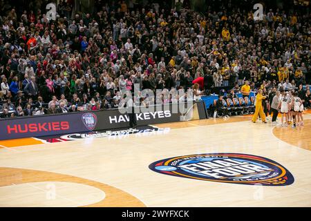 Cleveland, Ohio, USA. April 2024. Die Fans sind auf den Beinen und die Iowa Hawkeyes treffen sich in den Endsekunden des Halbfinalspiels 2 des NCAA Women’s Final Four Turniers in Cleveland, Ohio. (Kindell Buchanan/Alamy Live News) Stockfoto