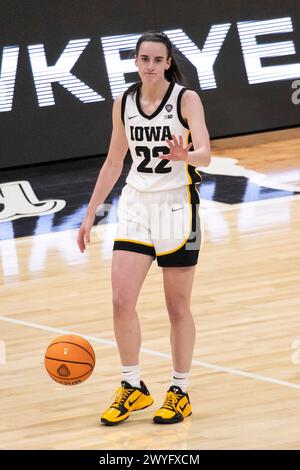 Cleveland, Ohio, USA. April 2024. Iowa Hawkeyes bewacht Caitlin Clark #22 im Halbfinalspiel 2 des NCAA Women’s Final Four Turniers in Cleveland, Ohio. (Kindell Buchanan/Alamy Live News) Stockfoto