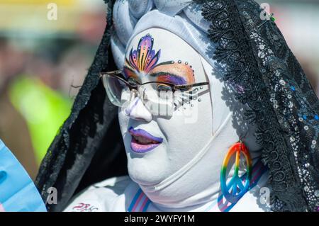 Edinburgh, Schottland, Großbritannien. April 2024. Kellie-Jay Keen-Minshull, auch bekannt als Posie Parker, hält eine Rede auf der Let Women Speak-Kundgebung am Fuße des Mounds. Zur gleichen Zeit versammelte sich eine Gegenprotestgruppe, bekannt als Kabarett gegen die Hassrede, um gegen die Veranstaltung zu protestieren. Quelle: Skully/Alamy Live News Stockfoto