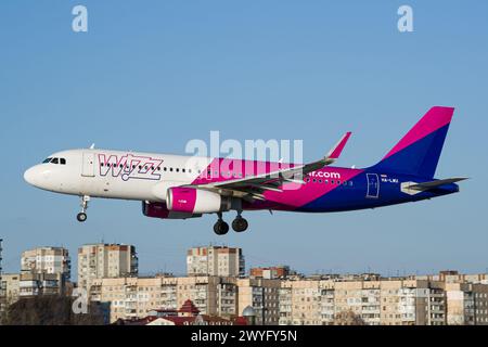 Der WizzAir Airbus A320 der ungarischen Billigfluggesellschaft landet am Flughafen Lemberg Stockfoto