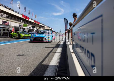 60 KODRIC Martin (hrv), AL-KHALIFA Isa (bhr), WILLIAMS Lewis (gbr), 2 Seas Motorsport, Mercedes-AMG GT3 Evo, Action während der 1. Runde der Fanatec GT World Challenge 2024 mit AWS auf dem Circuit Paul Ricard vom 5. bis 7. April 2024 in Le Castellet, Frankreich - Foto Marc de Mattia/DPPI Credit: DPPI Media/Alamy Live News Stockfoto