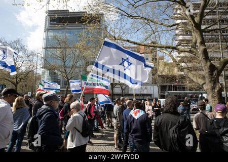 April 2024, Berlin, Deutschland: In Berlin, Deutschland, am 6. April 2024 fand eine bedeutende Demonstration statt, die sich gegen den Al-Quds-Tag wandte und eine Haltung gegen den Antisemitismus zum Ausdruck brachte. Die Veranstaltung spiegelte ähnliche Proteste in Frankfurt wider, wo sich eine große Anzahl von Einzelpersonen versammelte, um ihre Solidarität mit Israel und der jüdischen Gemeinde zu zeigen. Die Teilnehmer wurden gesehen, wie sie sowohl israelische als auch iranische Flaggen schwenkten, was auf eine breite Basis der Unterstützung hindeutet. Die Demonstration wurde jedoch mit Unterbrechungen von pro-palästinensischen Demonstranten getroffen, die versuchten, das Ereignis mit Schreien und Slogans zu stören. Der pro-palästinensische Dämon Stockfoto