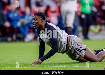 Eindhoven, Niederlande. April 2024. EINDHOVEN, NIEDERLANDE - 6. APRIL: Riechdly Bazoer von AZ Alkmaar sieht beim niederländischen Eredivisie-Spiel zwischen PSV und AZ am 6. April 2024 im Philips Stadion in Eindhoven, Niederlande, an. (Foto von /Orange Pictures) Credit: Orange Pics BV/Alamy Live News Stockfoto