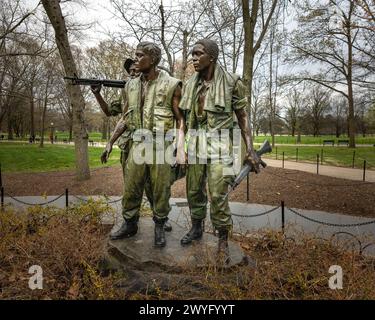 Washington DC - USA - 22. März 2024 drei Soldaten eine Bronzestatue von Frederick Hart. Das Hotel liegt an der National Mall in Washington, D.C. und ist Teil des Stockfoto